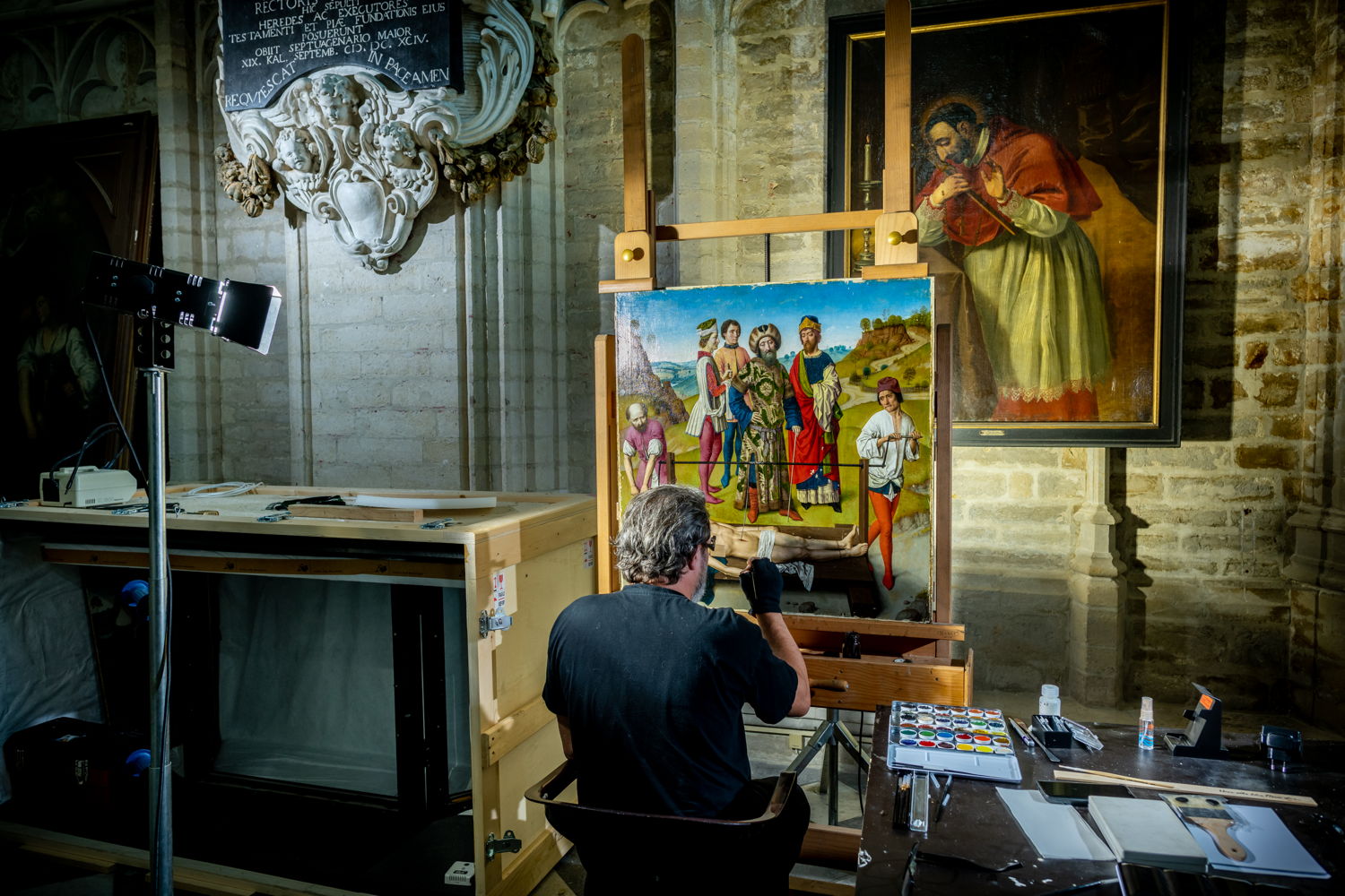 Restaurator David Lainé (IPARC) aan het werk in de Sint-Pieterskerk | foto: Rudi Van Beek