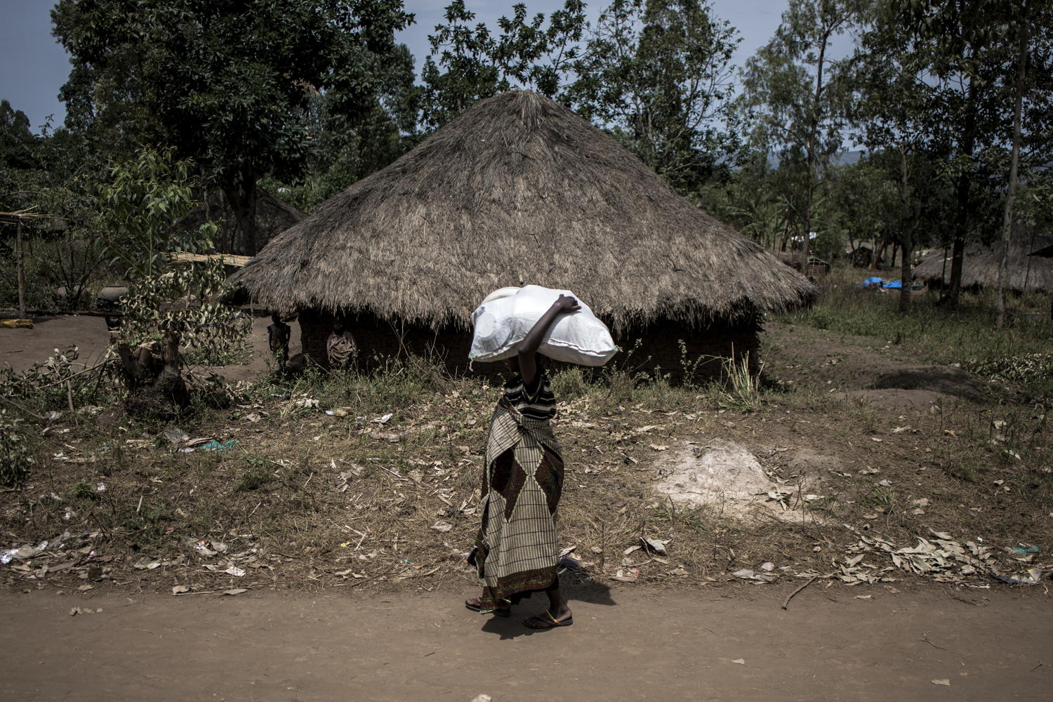 A Internally displaced Congolese woman carries a sack full of non-food items (NFIs) after a distribution on 2 March 2018 in Telega. ©John Wessels/MSF