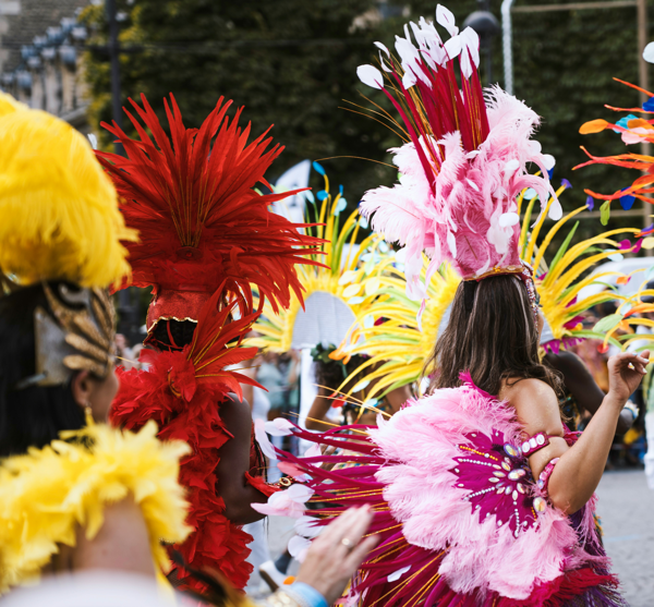 Carnavales en Latinoamérica: La temporada donde el marketing baila nuevos ritmos 