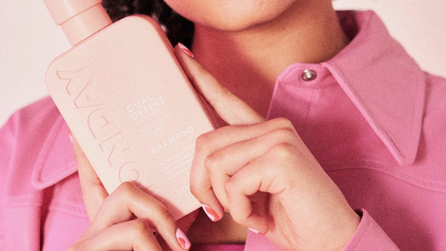 6 Tips para sobrevivir al frizz, al sol y al cabello seco. 