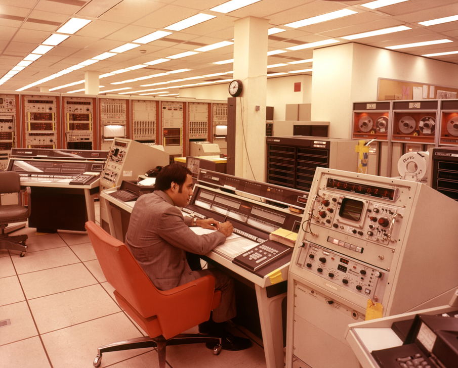 AKG5321502 1970s MAN WORKING COMPUTER CONTROL BOARD COMPUTERS, NASA SPACE EXPLORATION TEXAS. © akg-images / ClassicStock / R. KRUBNER