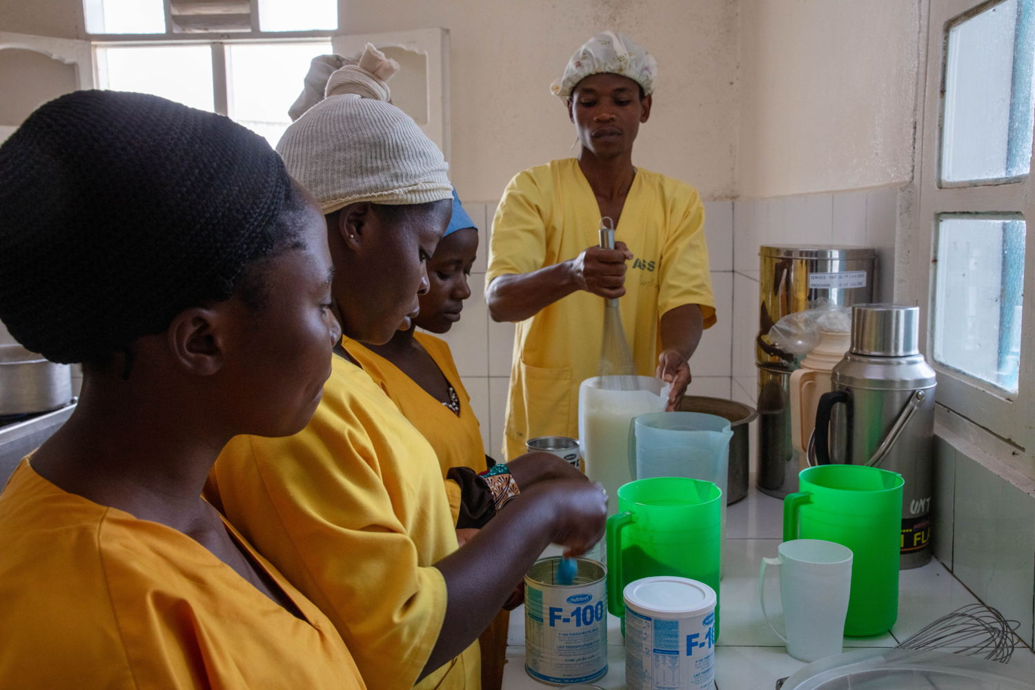 A medical assistant is training other assistants on the preparation of the therapeutic nutritional milk given several times a day to children suffering from severe acute malnutrition in the Intensive Therapeutic Feeding Center of the general referral hospital of Masisi. Photographer: Laora Vigourt . Date: 09/09/2023. Location: Democratic Republic of Congo.