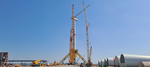 Provence Grand Large: First turbine erected