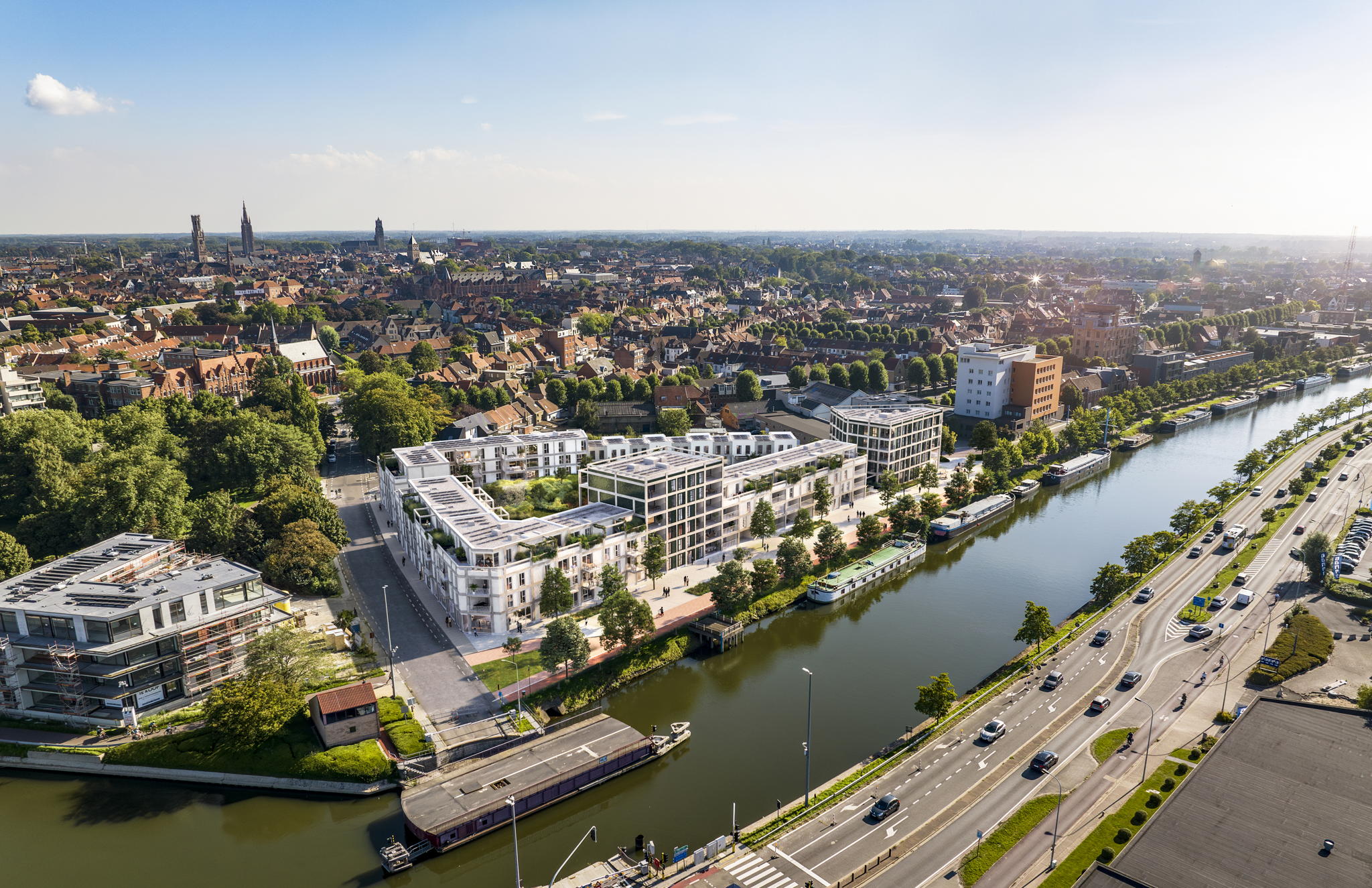 Rond een groene binnentuin van 3.500 vierkante meter komen 111 appartementen en woningen op wandelafstand van het historische hart van Brugge. Rond een groene binnentuin van 3.500 vierkante meter komen 111 appartementen en woningen op wandelafstand van het historische hart van Brugge.