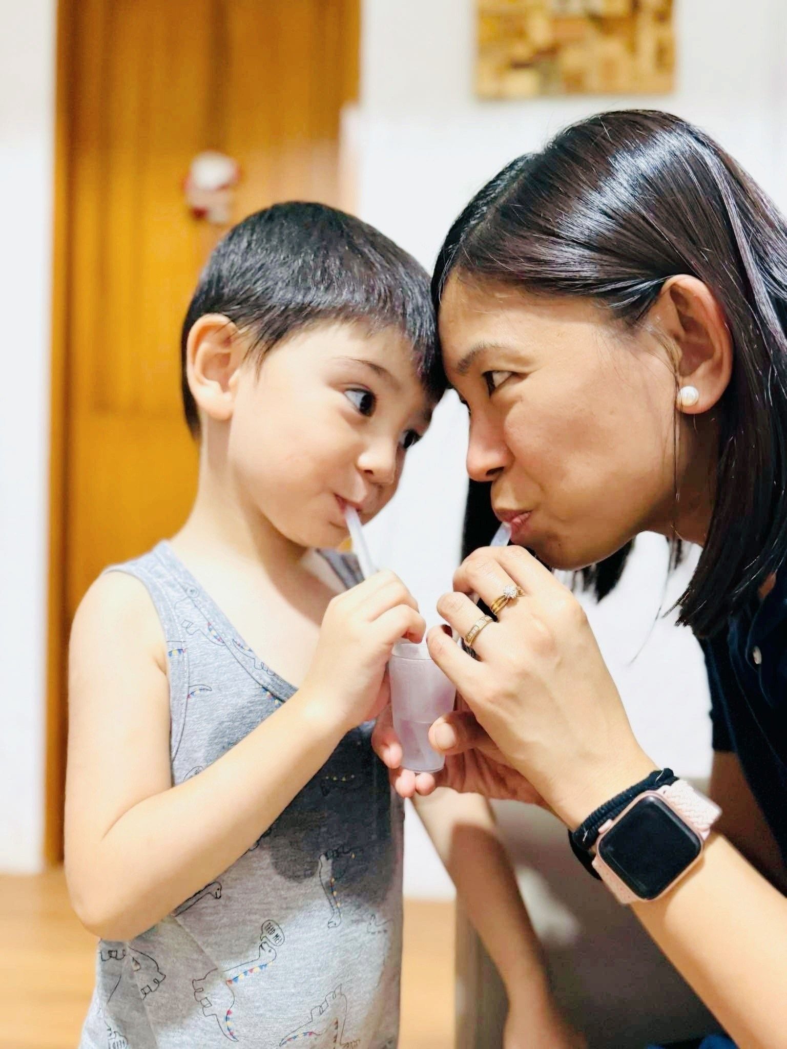 Jaykee Rodriguez is a Filipino international mobile medical doctor working for Doctors Without Borders (MSF) in South Africa. She is with her four-year-old son, Eli. Jaykee Rodriguez is a Filipino international mobile medical doctor working for Doctors Without Borders (MSF) in South Africa. She is with her four-year-old son, Eli.