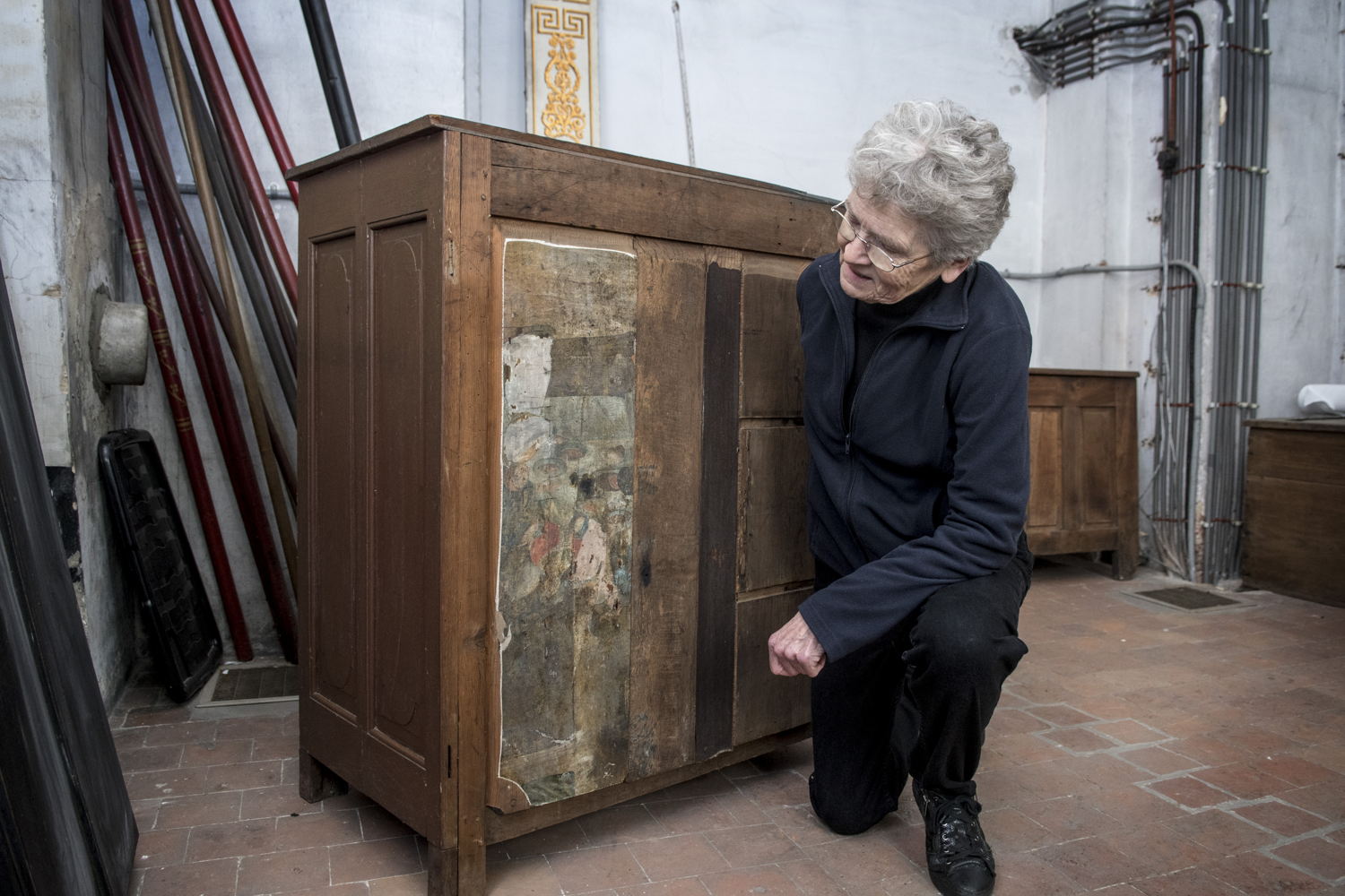Vrijwilliger Francine bij de ontdekte paneelschildering