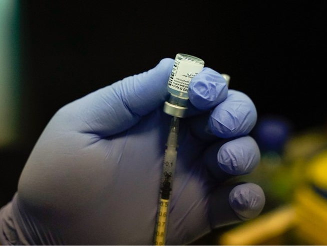 MSF reclama que no se administren vacunas COVID-19 de refuerzo antes de que sanitarios y grupos vulnerables de todo el mundo tengan acceso a las vacunas
