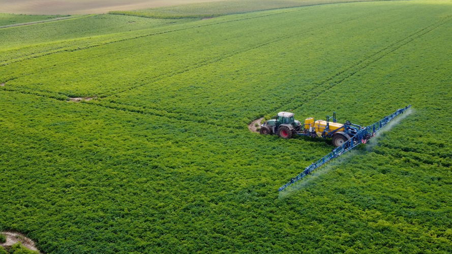 Een gps-gestuurd spuittoestel geeft bladbemesting aan de aardappelen.