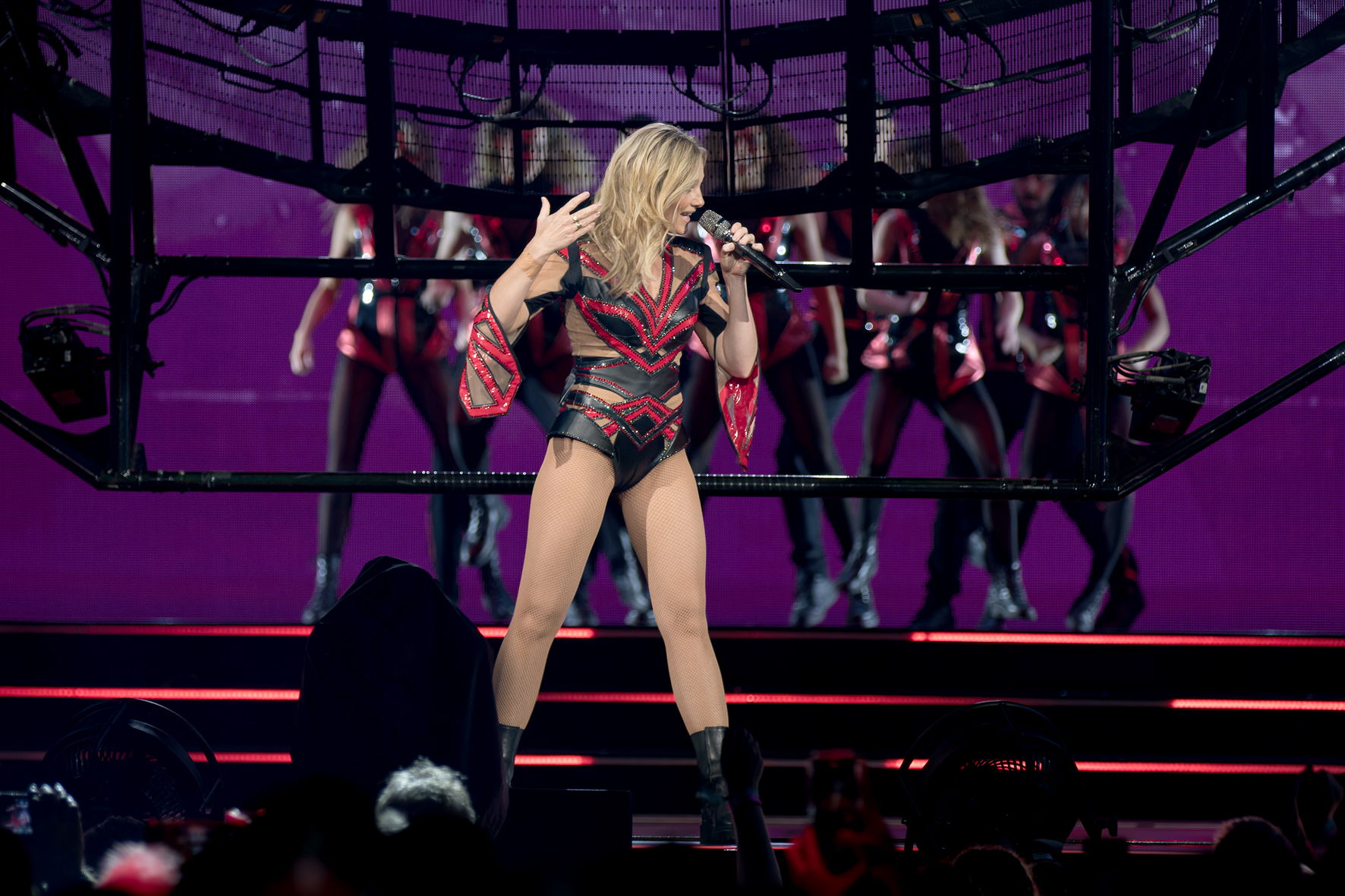 For her shows, Helene Fischer used custom-made gold- and platinum-coloured SKM 6000 handheld transmitters with MMK 965-1 microphone capsules
