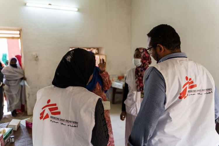 MSF collaborates with the Ministry of Health in running the clinic and coordinates transfers to nearby hospitals for cases that need to be admitted to hospital. The location of the camp makes it easy to access the main hospital in Wad Madani. Copyright - Ala Kheir 