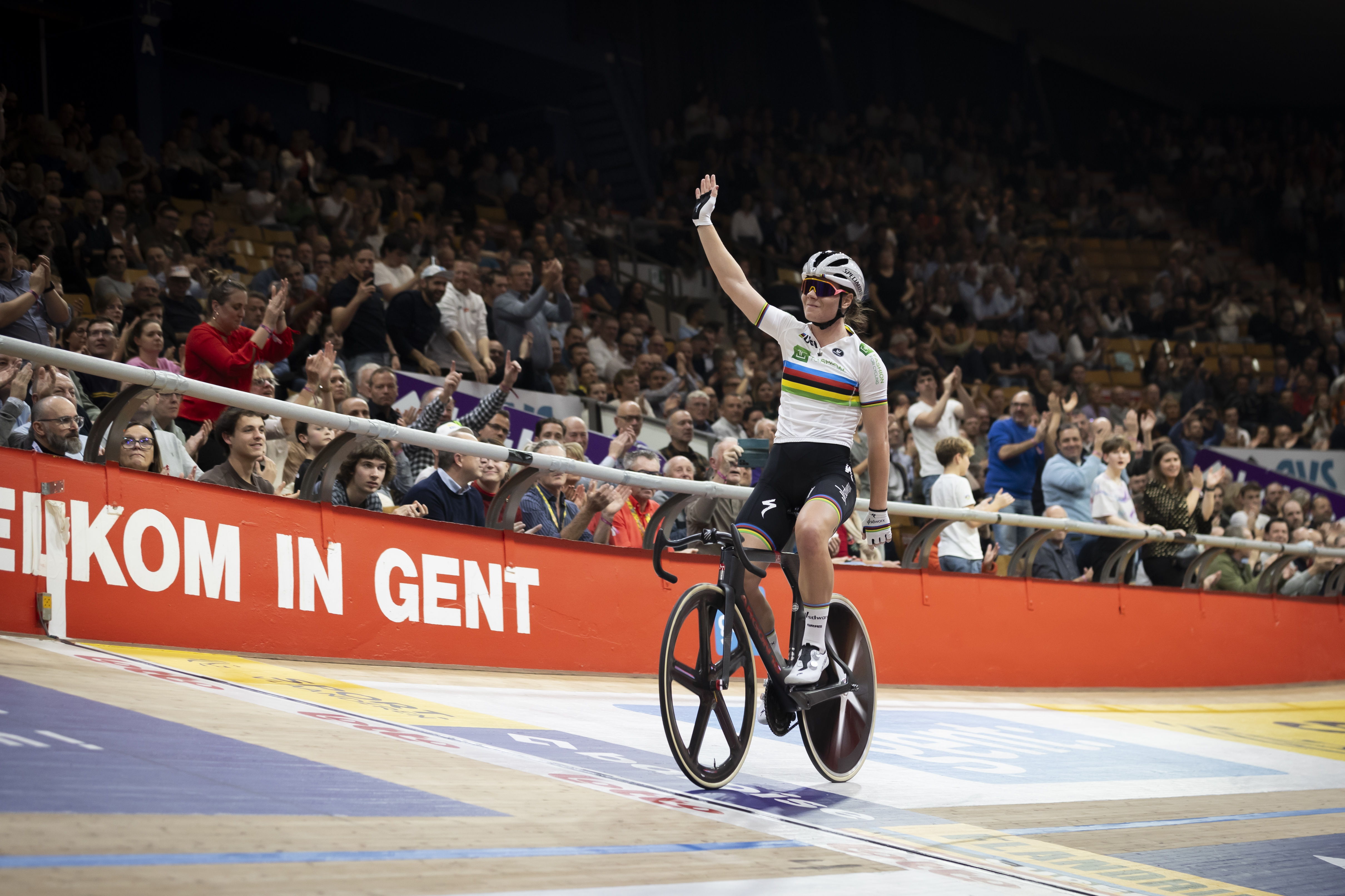 Lotte Kopecky shows off her rainbow jersey during the Six Days of Ghent © BELGA PHOTO DAVID PINTENS