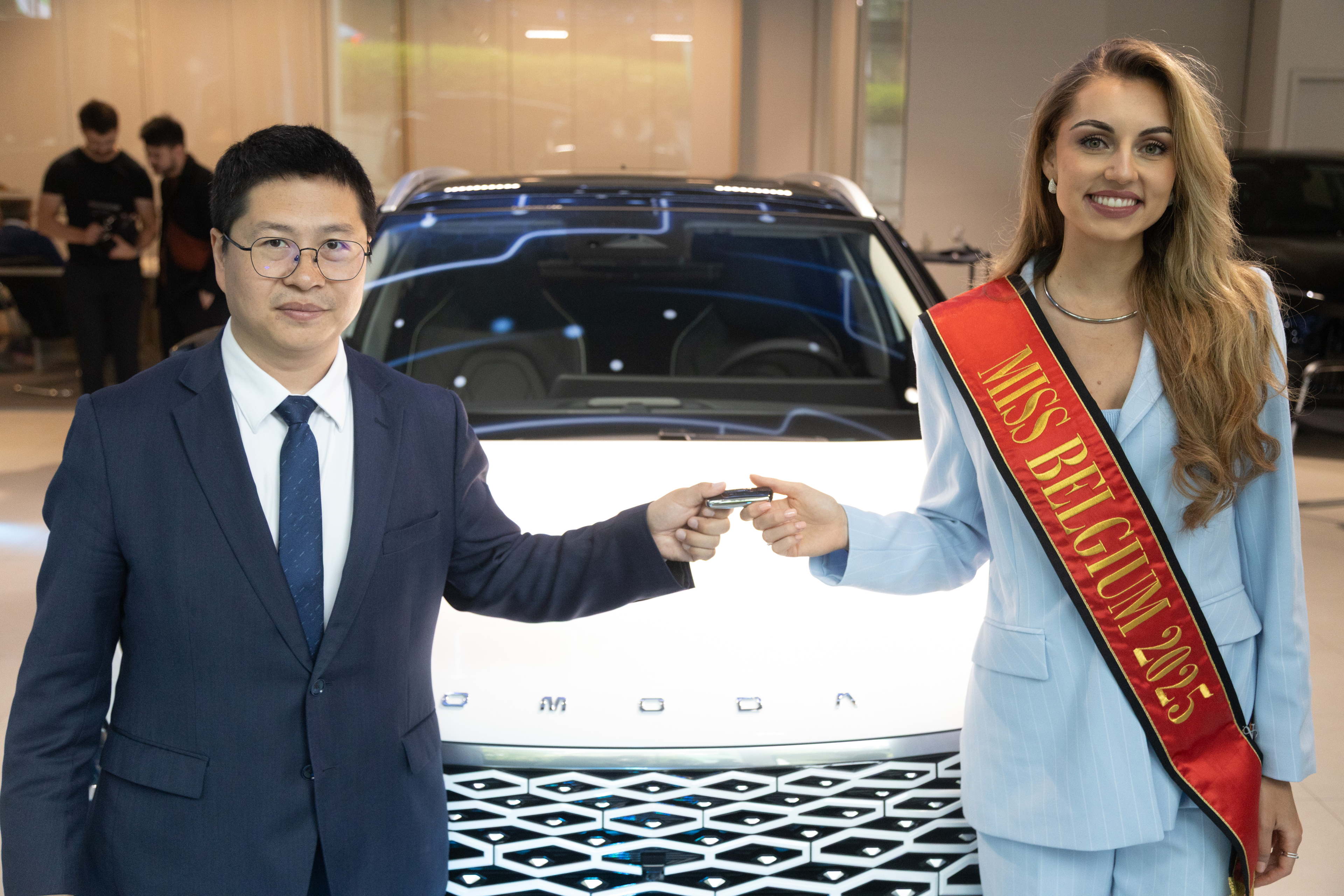 Miss Belgique reçoit la toute nouvelle OMODA 5 chez D&O Mobility à Alsemberg