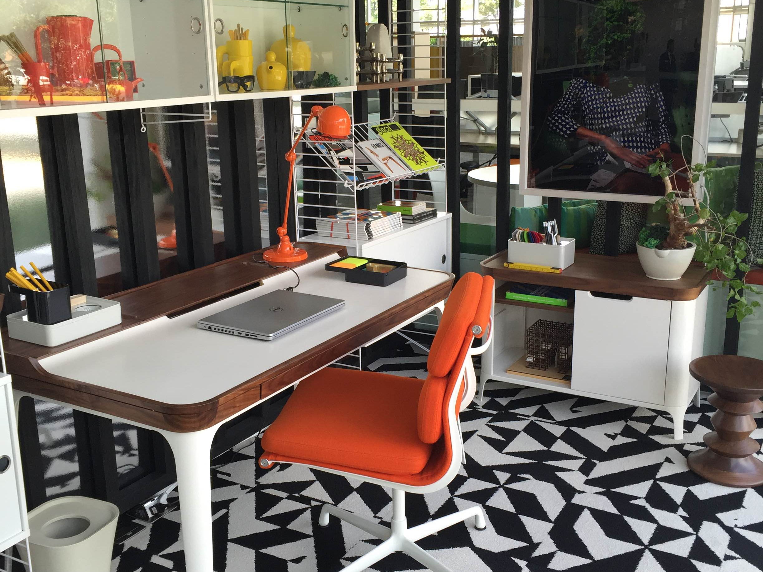 Airia Desk & Media Cabinet, una línea diseñada por Observatory Design para Herman Miller