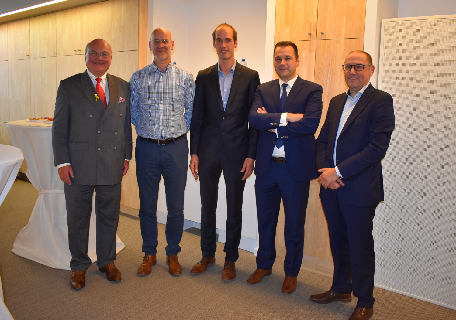 v.l.n.r: Jozef Dauwe, gedeputeerde - Bart Wallays, directeur Solva - Jenne De Potter, voorzitter Streekoverleg Zuid-Oost-Vlaanderen (en burgemeester Zottegem) - Jos Vermeiren, directeur Unizo Oost-Vlaanderen -	Bart Vermaercke, voorzitter Unizo Oost-Vlaanderen
