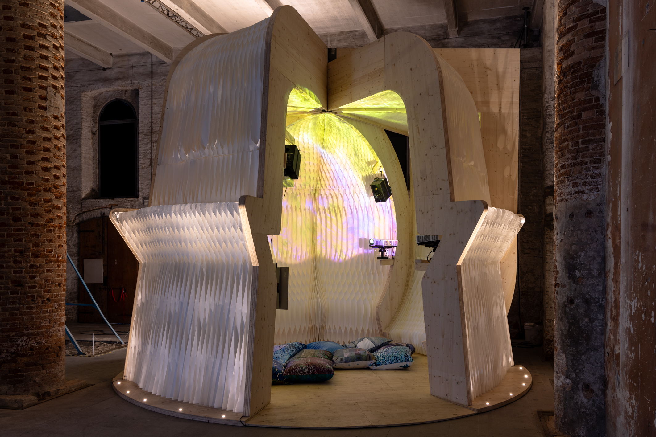 “The Architecture of Virtual Water” di Benedetta Tagliabue (EMBT Architects) & Jampel Dell’Angelo (w a t e r s p a c e). Immagini di Andrea Avezzù. Courtesy: La Biennale di Venezia “The Architecture of Virtual Water” di Benedetta Tagliabue (EMBT Architects) & Jampel Dell’Angelo (w a t e r s p a c e). Immagini di Andrea Avezzù. Courtesy: La Biennale di Venezia