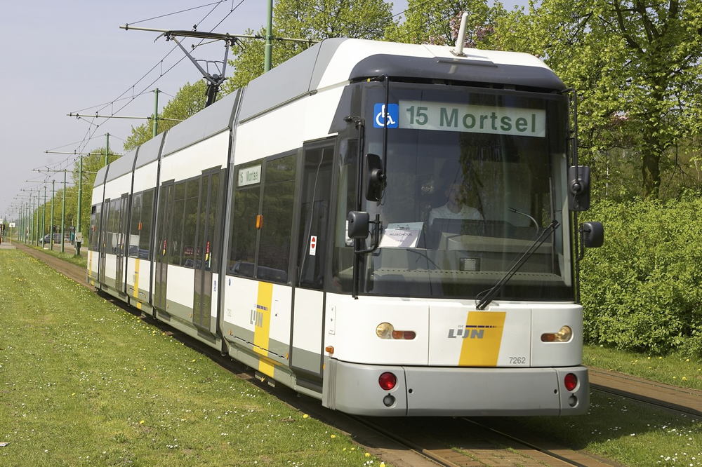 Een Antwerpse Hermelijntram. 51 Antwerpse Hermelijnen worden aangepast door Bombardier, zodat ze gekoppeld kunnen rijden.
