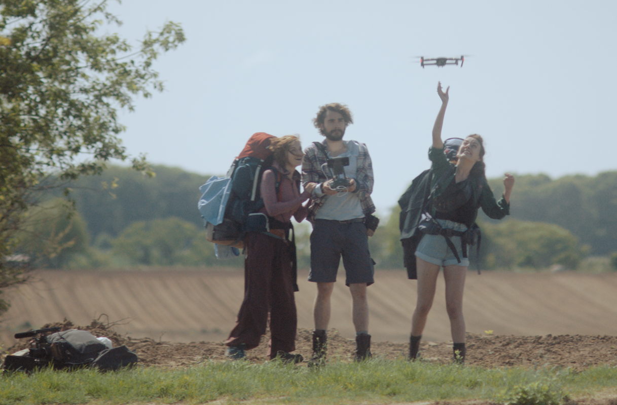 Ylena, Michiel en Zoë lanceren een drone voor luchtopnames voor de documentaire van Michiel.