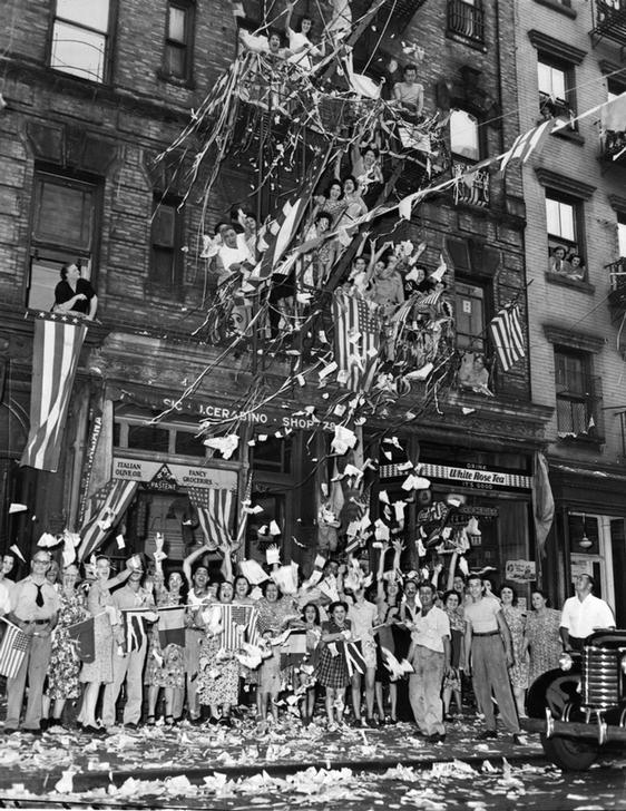AKG184782 Jubilant people gathering in the streets of New York to celebrate the end of the war: New Yorkers throwing confetti in Mulberry Street in the Italian quarter. August 1945. ©akg-images