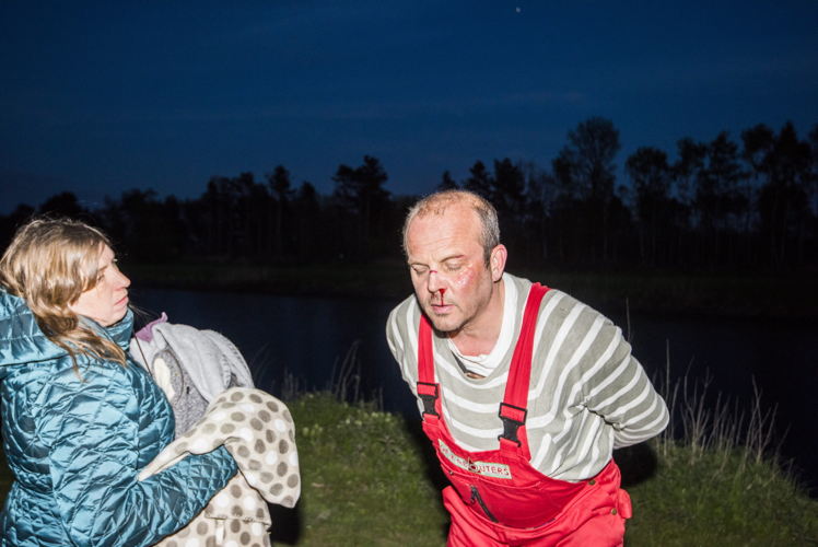 Even een dekentje tijdens het wachten (c) Alex Vanhee/VRT