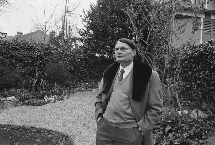 AKG1941081 Hervé Bazin dans son jardin en 1970. (c) Jacques Violet / akg-images
