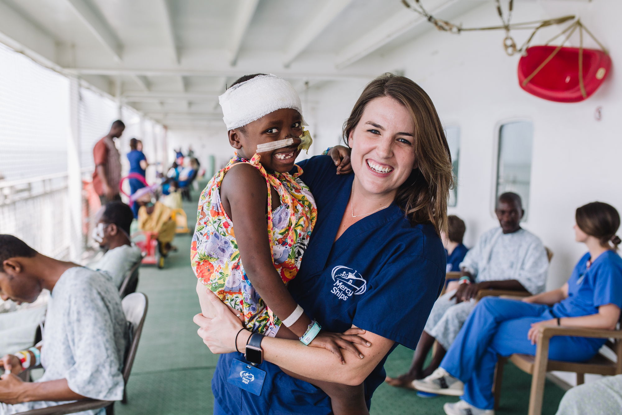 Alle Mitarbeiter an Bord arbeiten ehrenamtlich und kümmern sich mit Herzblut um die kleinen und großen Patienten an Bord. © Mercy Ships