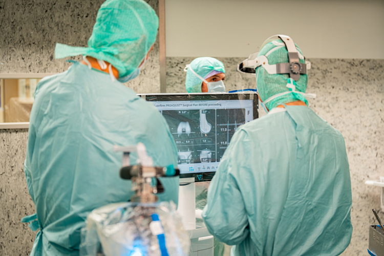 De VELYS™ Robotic-Assisted Solution maakt gebruik van realtime intraoperatieve gegevens, uniek aan de patiënt, die de chirurg helpen om de knieprothese nauwkeurig uit te lijnen. De VELYS™ Robotic-Assisted Solution maakt gebruik van realtime intraoperatieve gegevens, uniek aan de patiënt, die de chirurg helpen om de knieprothese nauwkeurig uit te lijnen.