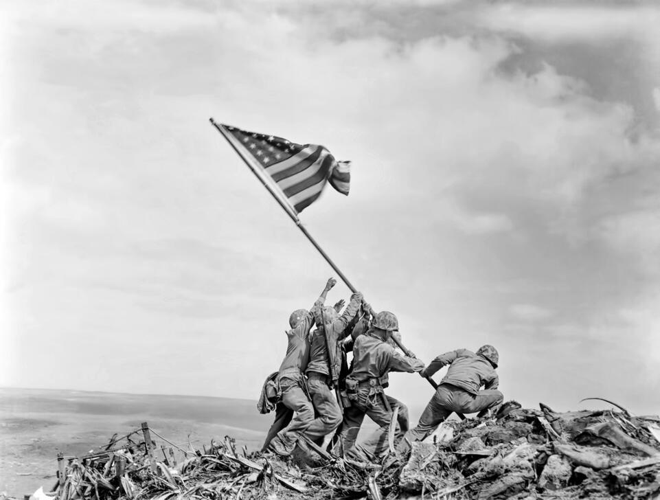 Battle of Iwo Jima AKG182801 © Joe Rosenthal / akg-images