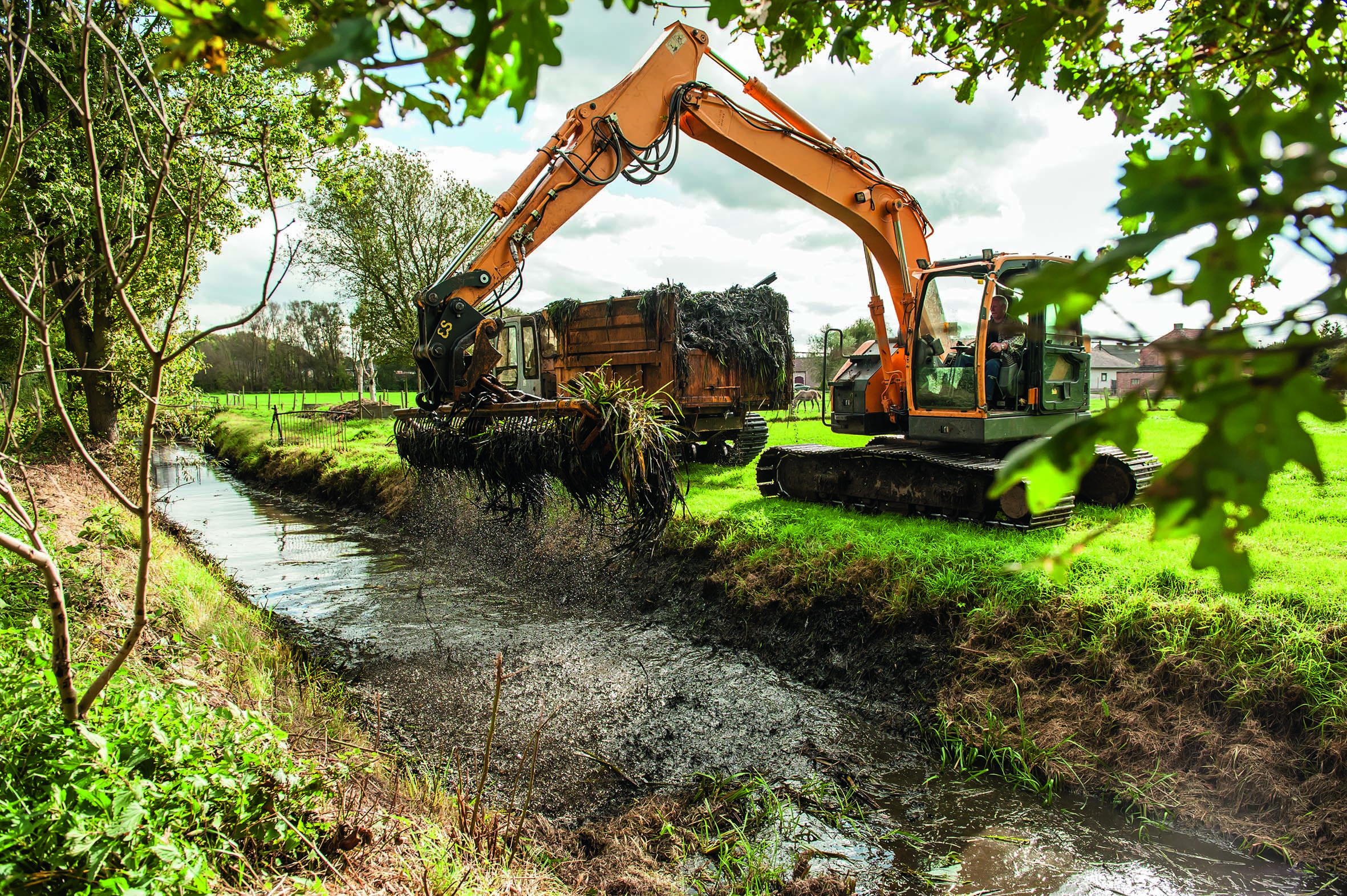 De provincie zet verder in op waterbeleid om zich zo goed mogelijk aan te passen aan de klimaatverandering, met zijn droogtes en wateroverlast. De provincie zet verder in op waterbeleid om zich zo goed mogelijk aan te passen aan de klimaatverandering, met zijn droogtes en wateroverlast.