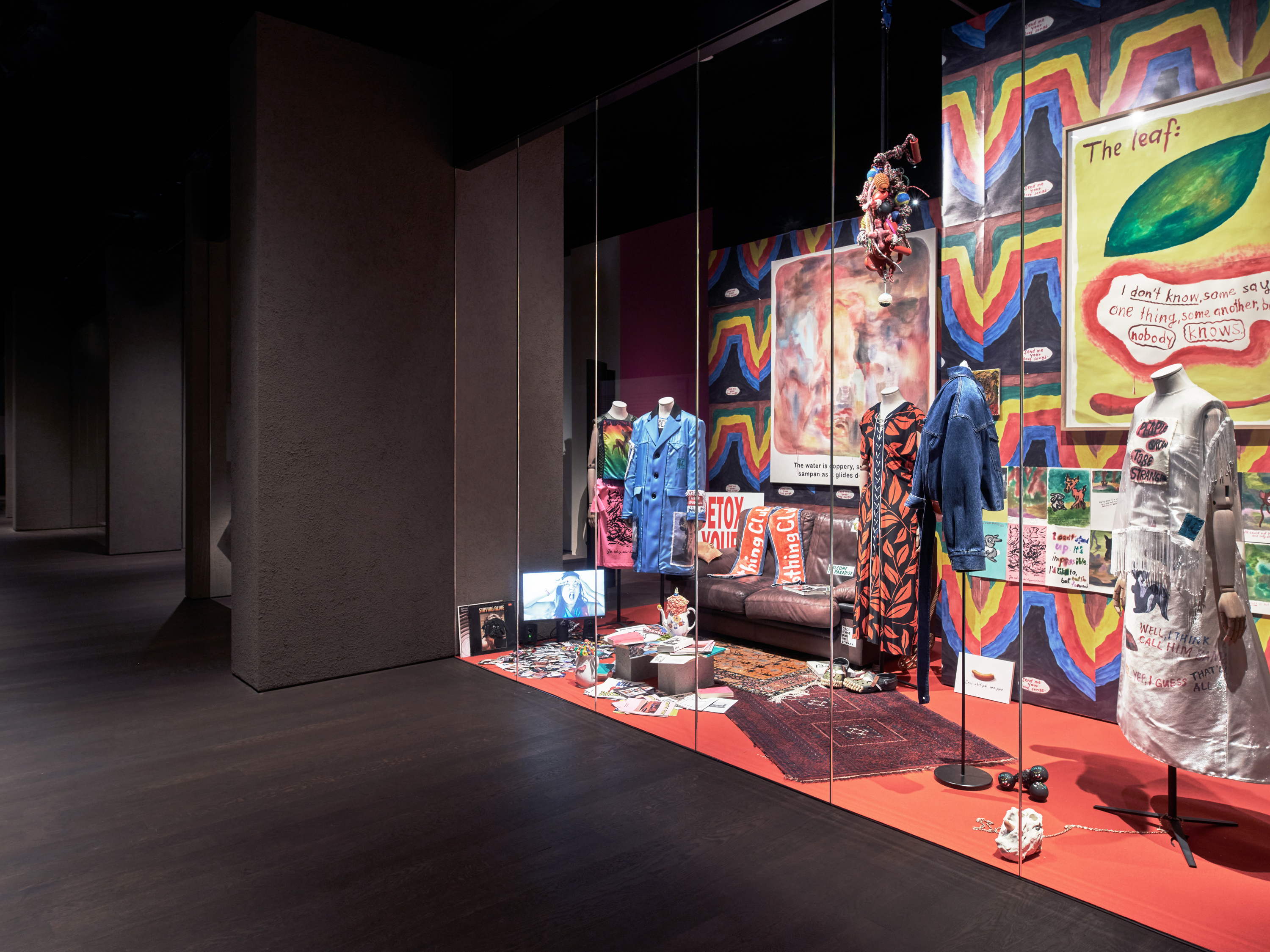 'DO NOTHING CLUB' - Installatie door Meryll Rogge & Beni Bischof in de collectiepresentatie van MoMu