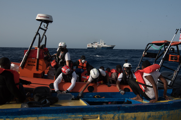 Cinco ONG denuncian ante la Comisión Europea la ley italiana que restringe las actividades de búsqueda y salvamento en el mar de los buques humanitarios