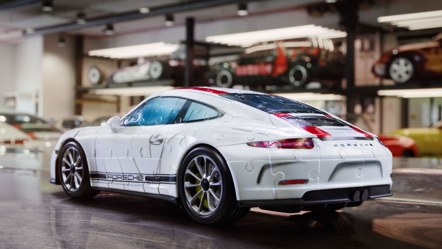 Un Porsche armado con piezas de un rompecabezas 3D - El 911 R tridimensional, fabricado por la juguetería Ravensburger, ya está a la venta