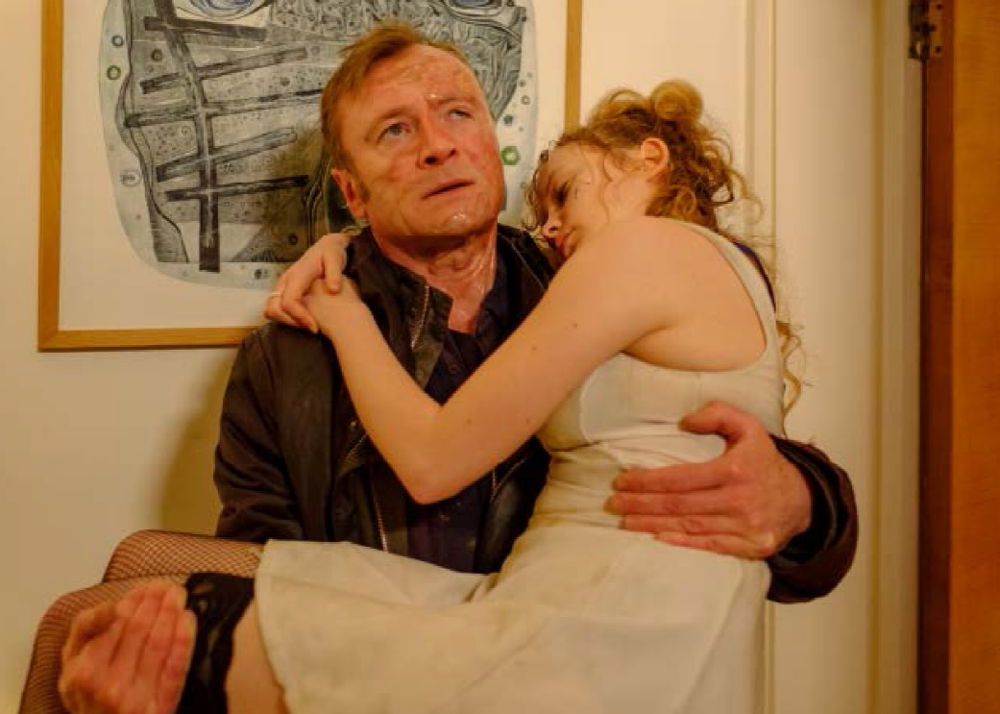 Richard Dormer en Shannon Tarbet - (c) All 3 Media