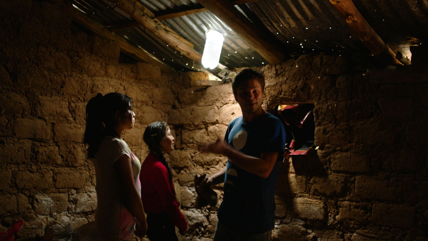 Goed gezien! - Leonard, Kelly en Liz en hun lichtfles - (c) Padaboem