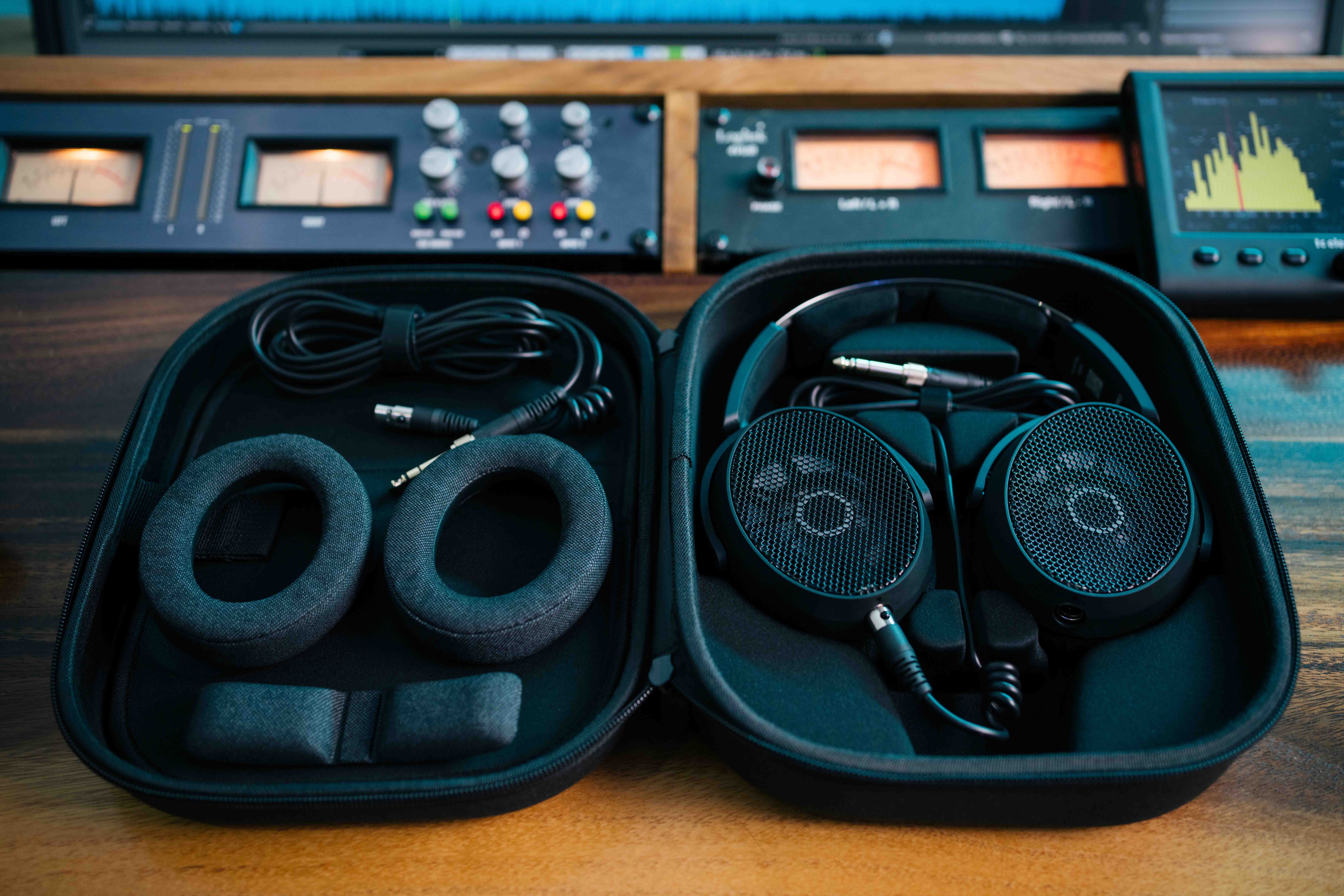 HD 490 PRO Plus (bilden) inkluderar ett fodral, en extra 3 m hörlurskabel och en extra bygeldyna i tyg