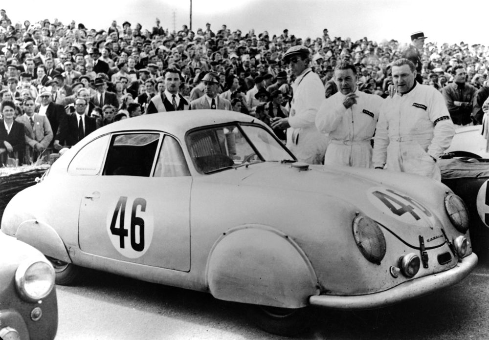 1951. Porsche participa por primera vez en las 24 Horas de Le Mans y gana la categoría de hasta 1.1 c.c. con un 356 SL Coupé con carrocería de aluminio
