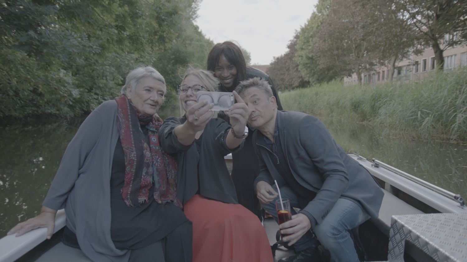 Weg zijn wij
Mama Peeters, Eline De Munckx, Élodie Ouédraogo en Bart Peeters (c) VRT