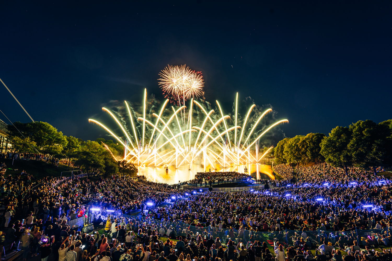 „A Sign of Life“: Jubiläums-Feuerwerk erstmals mit Olympiaturm und Olympiastadion (Foto Credit: Olympiapark)