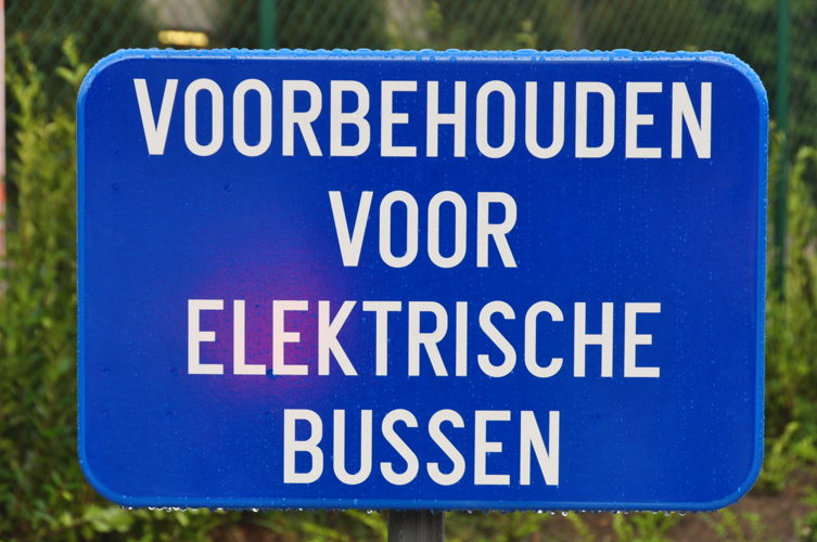 Bord aan het laadstation van de inductief geladen volledig elektrische bussen in Brugge.