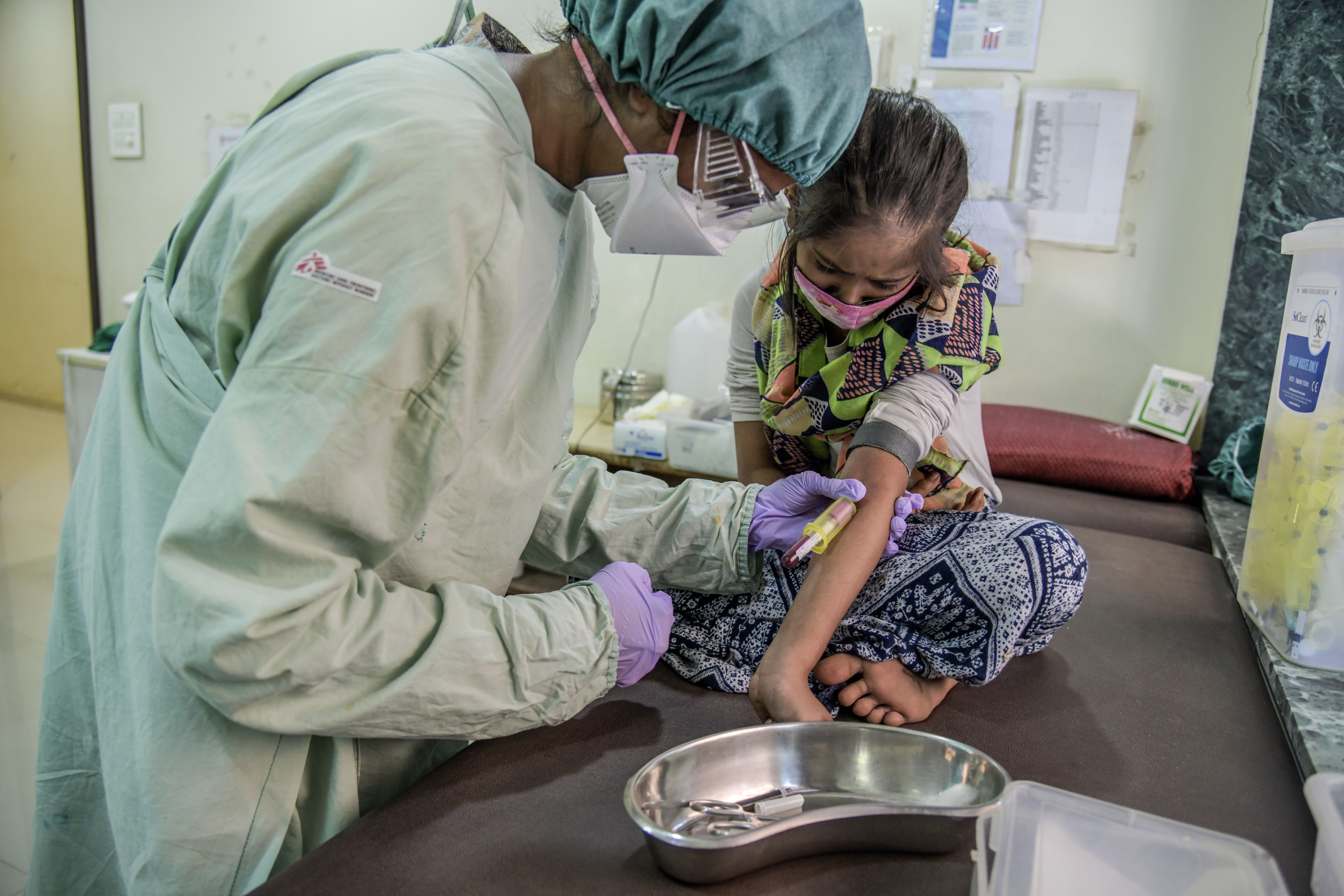 Enfermera de MSF extrayendo una muestra de sangre de una niña de 10 años, superviviente de tuberculosis XDR, durante su seguimiento semestral después de haber recibido tratamiento en la Clínica Independiente de MSF en Bombai, India.
