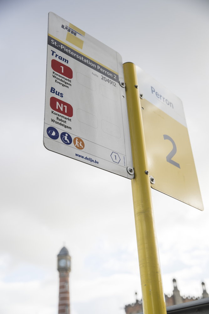 Onderaan het haltebord staan iconen met informatie over de toegankelijkheid van de halte. (foto: Stefaan Van Hul) Onderaan het haltebord staan iconen met informatie over de toegankelijkheid van de halte. (foto: Stefaan Van Hul)