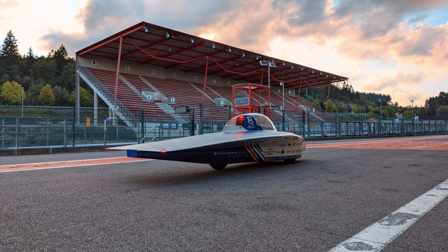 De zonnewagen op het circuit.