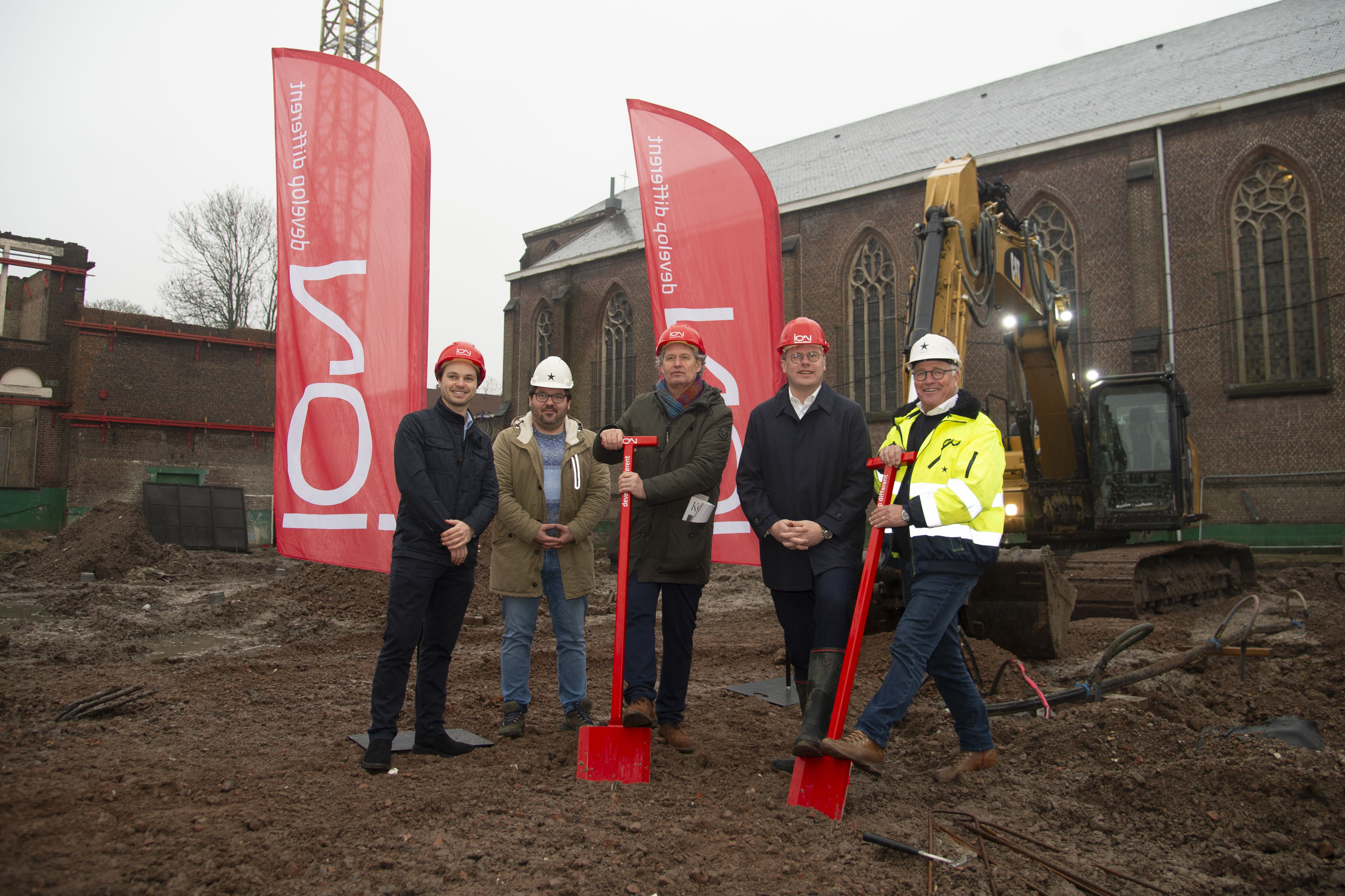 Vlnr.: Arno Vermote (Project Developer ION), Teodor Preda (Operationeel Directeur Govaere), Wout Maddens (Schepen van Stadsvernieuwing Kortrijk), Kristof Vanfleteren (CEO en co-Founder ION) en Jan Govaere (Bestuurder Bouwbedrijf Govaere). Foto Francis Vermeulen