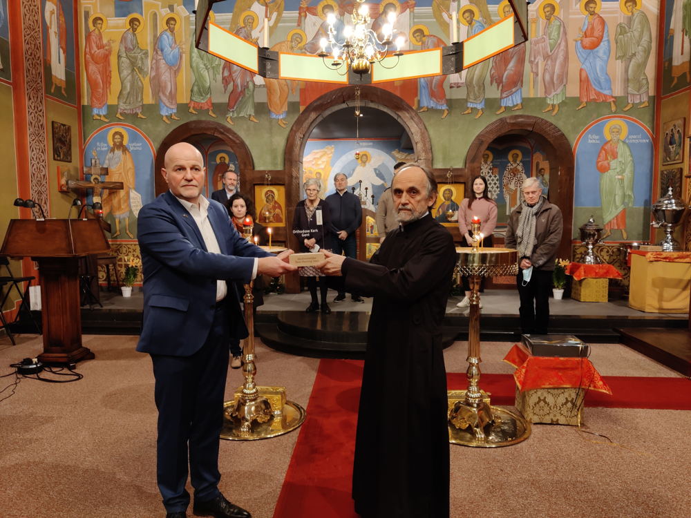 Gedeputeerde Kurt Moens en aartspriester Dominique Verbeke van de Orthodoxe Kerk Gent  