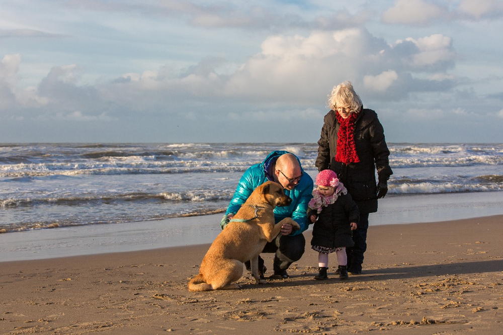 Familie mit Hund am Strand