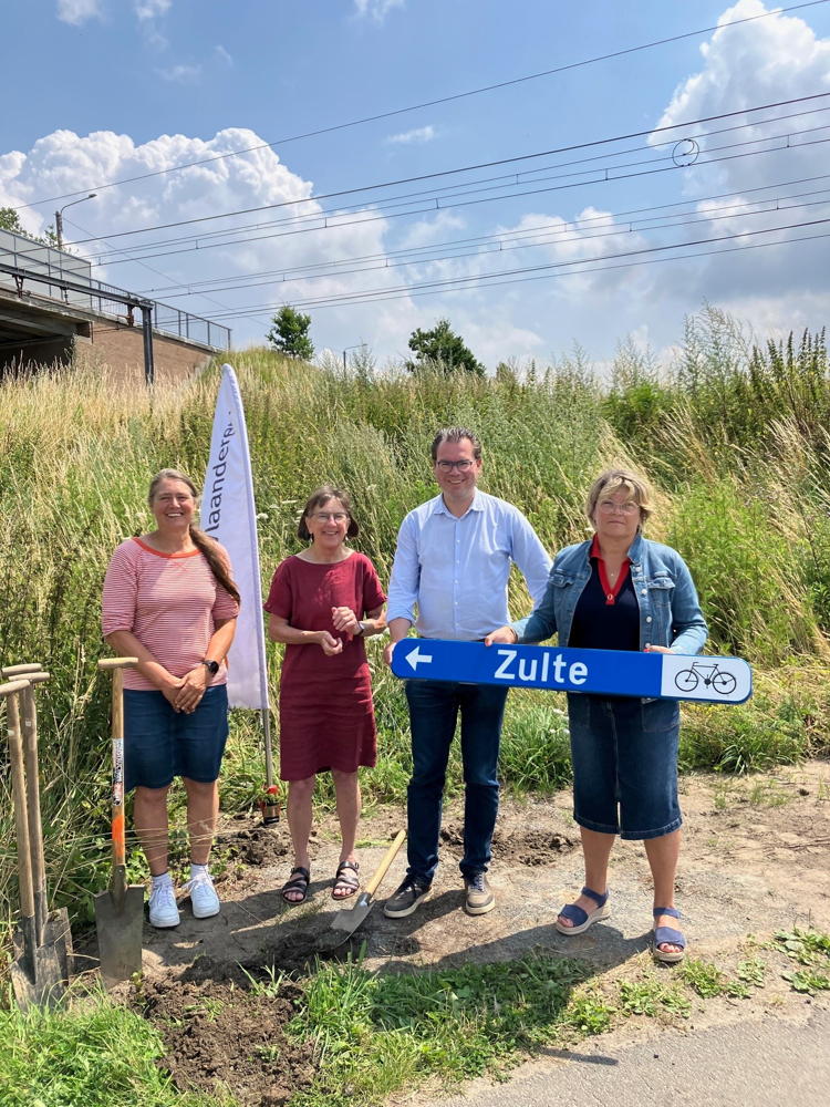 vlnr. Katia Rottiers (dep. Mobiliteit & Openbare Werken), gedeputeerde Riet Gillis, burgemeester Simon Lagrange, schepen Sophie Delaere 