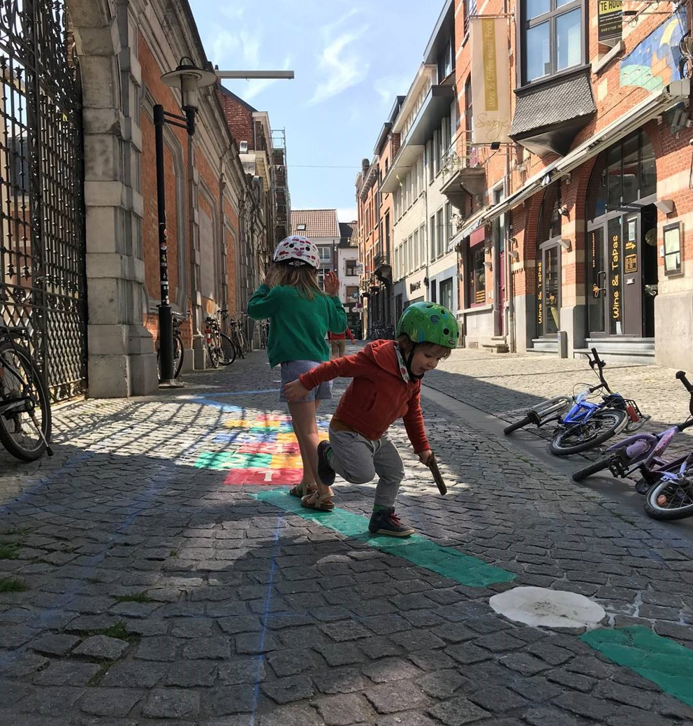 Spelen op straat voor jong en oud in de vernieuwde Museumspelstraat