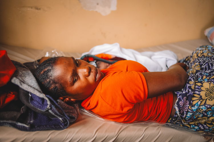 Gisèle Dorika, 18 ans, avec sa fille Justine, née le même jour au centre de santé de Kanyaruchinya soutenu par MSF, au nord de Goma, Nord-Kivu, République démocratique du Congo, 5 janvier 2024. Copyright : Philémon Barbier 