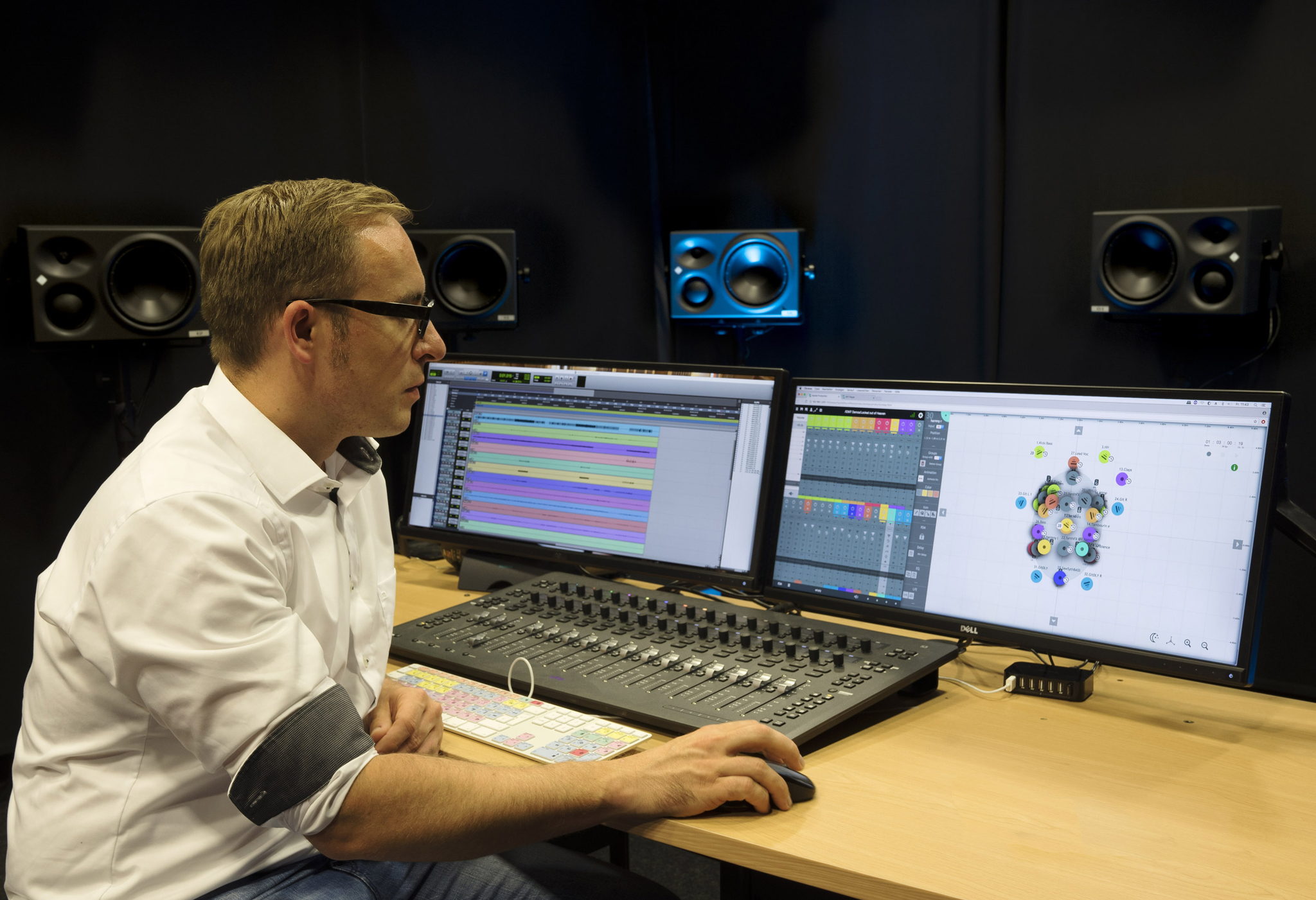 Christoph Sladeczek am 3D-Panner der SpatialSound Wave Software Christoph Sladeczek am 3D-Panner der SpatialSound Wave Software