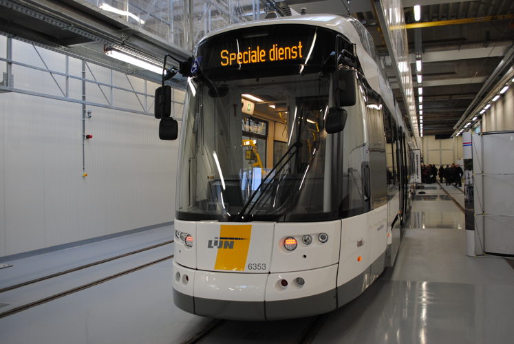 De nieuwe Flexity 2-tram (43 m) van De Lijn in de nieuwe tramwerkplaats in de stelplaats Gentbrugge.