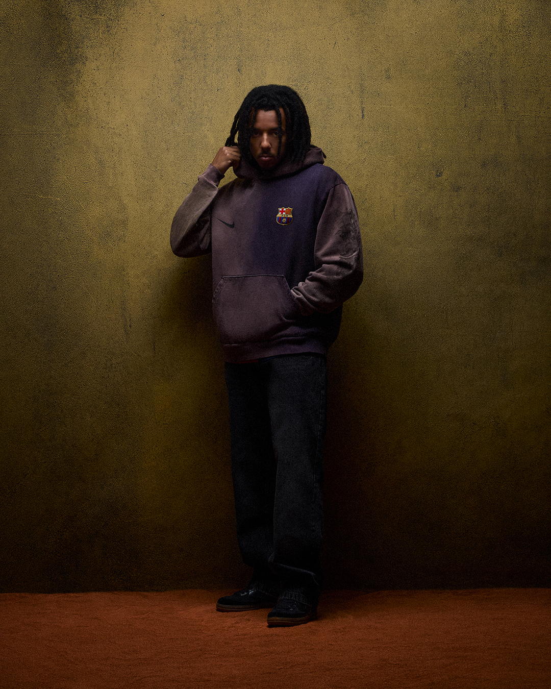 FC Barcelona-speler Jules Koundé: “Als iemand die al lang naar Travis luistert en om stijl geeft, is deze samenwerking met Spotify krachtig. Het zien van het Cactus Jack-logo op ons shirt en deel uitmaken van een drop die voetbal, mode en muziek combineert, is enorm inspirerend. Ik ben trots om deel uit te maken van een club die dat omarmt.” FC Barcelona-speler Jules Koundé: “Als iemand die al lang naar Travis luistert en om stijl geeft, is deze samenwerking met Spotify krachtig. Het zien van het Cactus Jack-logo op ons shirt en deel uitmaken van een drop die voetbal, mode en muziek combineert, is enorm inspirerend. Ik ben trots om deel uit te maken van een club die dat omarmt.”